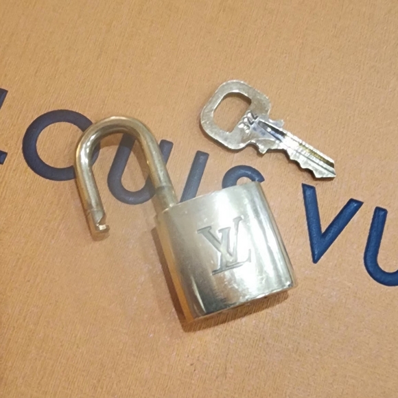 Louis vuitton lock and key set - Picture 3 of 4